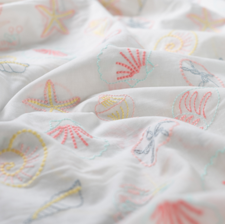 Voile broderie katoen wit zeeschelpen  - Qjutie & the Qjutest